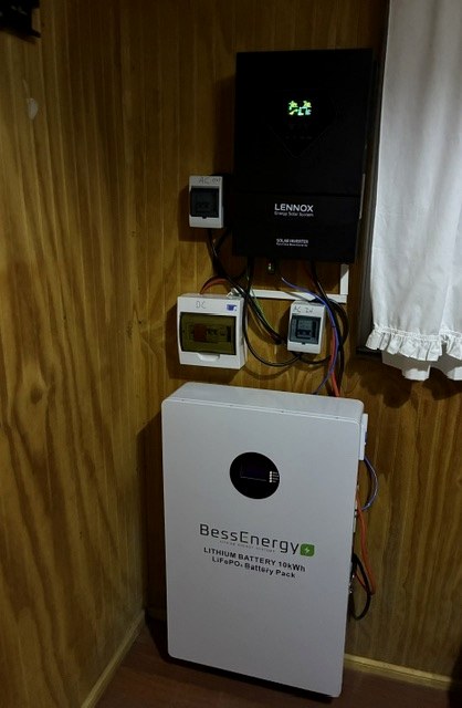 Sistema off-grid con inversor y batería